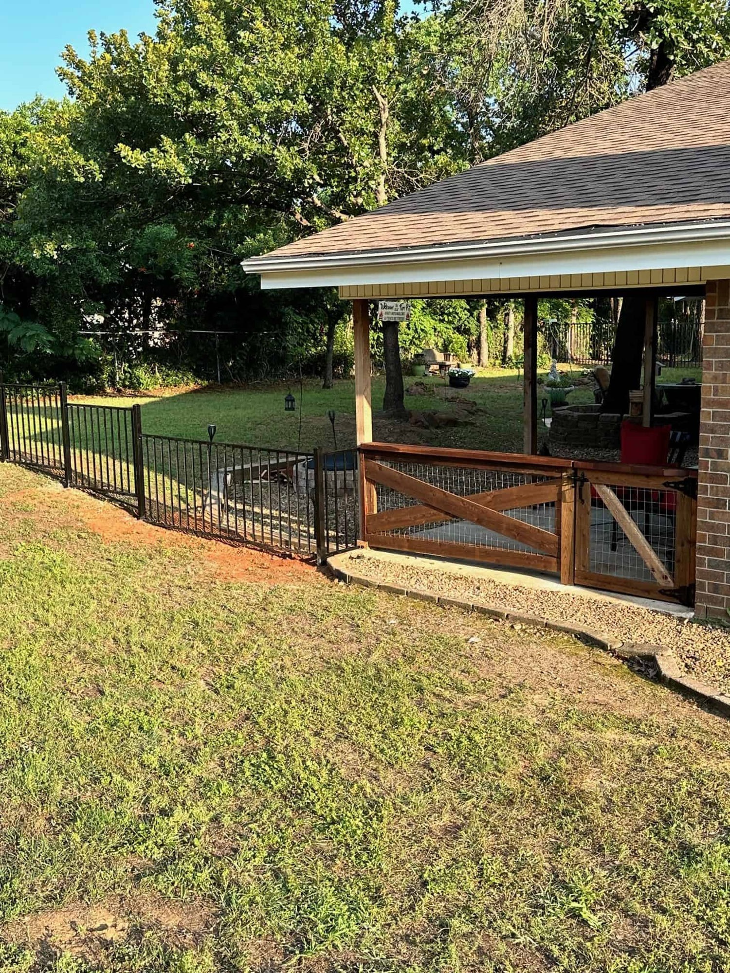Wood privacy fence, close board detail